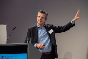 Jean-Luc Emery, Siemens Industry Software GmbH, faszinierte die Besucher mit seinen Ausführungen über das Potenzial additiver Fertigungsprozesse. Jean-Luc Emery, Siemens Industry Software GmbH, faszinierte die Besucher mit seinen Ausführungen über das Potenzial additiver Fertigungsprozesse.