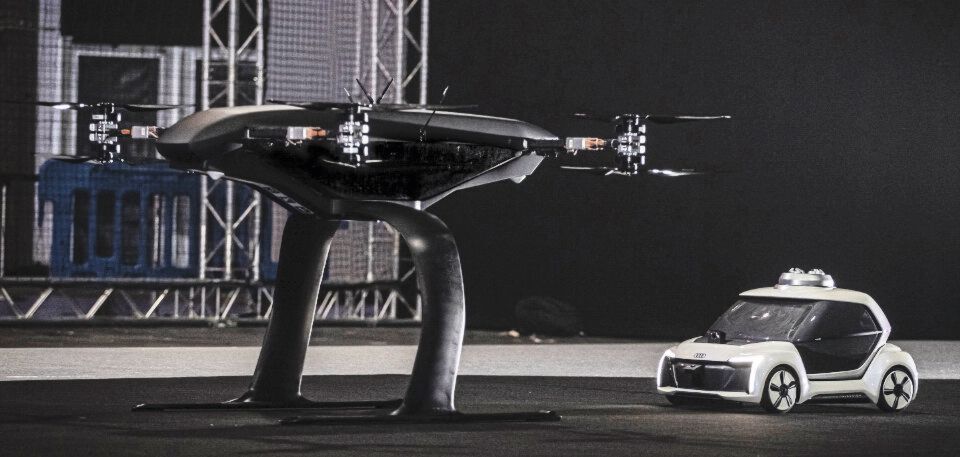 Audi, Airbus und Italdesign testen Flugtaxi-Konzept: Audi, Airbus und Italdesign zeigen auf der Drone Week in Amsterdam erstmals einen fliegenden und fahrenden Prototypen des „Pop.Up Next“. Das neuartige Flugtaxi-Konzept kombiniert ein selbstfahrendes Elektroauto mit einer Passagierdrohne. Beim ersten öffentlichen Testflug hat das Flugmodul eine Passagierkapsel zielsicher auf der Fahrzeugplattform abgesetzt. Diese fuhr anschließend autonom vom Testgelände. Noch handelt es sich um ein 1:4-Modell. Audi, Airbus und Italdesign testen Flugtaxi-Konzept: Audi, Airbus und Italdesign zeigen auf der Drone Week in Amsterdam erstmals einen fliegenden und fahrenden Prototypen des „Pop.Up Next“. Das neuartige Flugtaxi-Konzept kombiniert ein selbstfahrendes Elektroauto mit einer Passagierdrohne. Beim ersten öffentlichen Testflug hat das Flugmodul eine Passagierkapsel zielsicher auf der Fahrzeugplattform abgesetzt. Diese fuhr anschließend autonom vom Testgelände. Noch handelt es sich um ein 1:4-Modell.