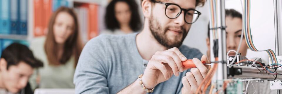 Eine gute Ausbildung zeichnet sich unter anderem dadurch aus, dass sich die Auszubildenden durch Beobachten, Lernen und Üben Wissen aneignen. Eine gute Ausbildung zeichnet sich unter anderem dadurch aus, dass sich die Auszubildenden durch Beobachten, Lernen und Üben Wissen aneignen.