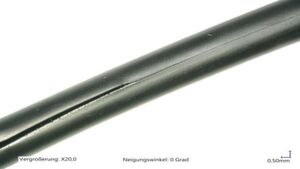 Montagededingter Riss durch das Einwirken einer scharfen Kante im Einbauraum Montagededingter Riss durch das Einwirken einer scharfen Kante im Einbauraum