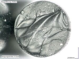 Gerissener O-Ring wegen eines Vulkanisationsfehlers: inhomogene, zerklüftete Bruchfläche. Gerissener O-Ring wegen eines Vulkanisationsfehlers: inhomogene, zerklüftete Bruchfläche.