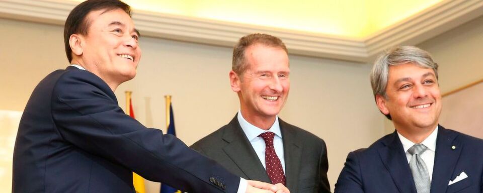 Seat unterzeichnete eine Absichtserklärung mit der Volkswagen Group China und der Anhui Jianghuai Automobile Group Corp., Ltd. (JAC). Die Vereinbarung wurde vom Vorstandsvorsitzenden der Volkswagen AG, Dr. Herbert Diess (Mitte), JAC-Präsident An Jin (li.) und Seat Präsident Luca de Meo (re.) getroffen. Seat unterzeichnete eine Absichtserklärung mit der Volkswagen Group China und der Anhui Jianghuai Automobile Group Corp., Ltd. (JAC). Die Vereinbarung wurde vom Vorstandsvorsitzenden der Volkswagen AG, Dr. Herbert Diess (Mitte), JAC-Präsident An Jin (li.) und Seat Präsident Luca de Meo (re.) getroffen.