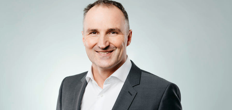 „OSRAM leistet mit der Entwicklung smarter Mobilitätskonzepte einen wesentlichen Beitrag im Rahmen der Digitalisierung und ist damit ein perfekter Partner für unsere offene und neutrale Plattform“, so Alexander Haid, Geschäftsführer der Caruso GmbH. „OSRAM leistet mit der Entwicklung smarter Mobilitätskonzepte einen wesentlichen Beitrag im Rahmen der Digitalisierung und ist damit ein perfekter Partner für unsere offene und neutrale Plattform“, so Alexander Haid, Geschäftsführer der Caruso GmbH.