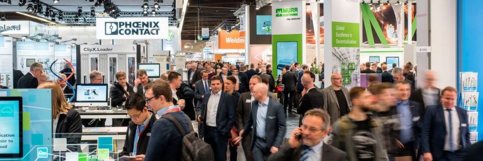 Mächtig was los: Insgesamt 65.700 Besucher kamen zur SPS IPC Drives 2018 nach Nürnberg, um sich in den 17 Messehallen über die neuesten Automatisierungslösungen zu informieren. Mächtig was los: Insgesamt 65.700 Besucher kamen zur SPS IPC Drives 2018 nach Nürnberg, um sich in den 17 Messehallen über die neuesten Automatisierungslösungen zu informieren.
