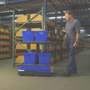 „Chuck“ ist der weltweit einzige mobile kollaborative Roboter, der die Kommissionierer durch ihre Arbeit führt. „Chuck“ ist der weltweit einzige mobile kollaborative Roboter, der die Kommissionierer durch ihre Arbeit führt.