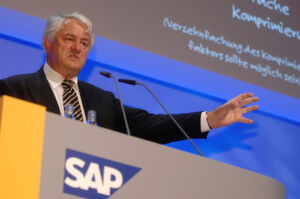 Komprimierung der Daten – so beschleunigt die In-Memory-Datenbank „SAP HANA“ laut Darstellung von SAP-Gründer Hasso Plattner die Datenverarbeitung. Komprimierung der Daten – so beschleunigt die In-Memory-Datenbank „SAP HANA“ laut Darstellung von SAP-Gründer Hasso Plattner die Datenverarbeitung.