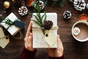 Geschenke sind zwar nicht wichtiger als Spenden, leisten aber einen größeren Beitrag zur Pflege von Kundenbeziehungen. Idealerweise sollten Unternehmen für beides Budgets aufwenden. Geschenke sind zwar nicht wichtiger als Spenden, leisten aber einen größeren Beitrag zur Pflege von Kundenbeziehungen. Idealerweise sollten Unternehmen für beides Budgets aufwenden.