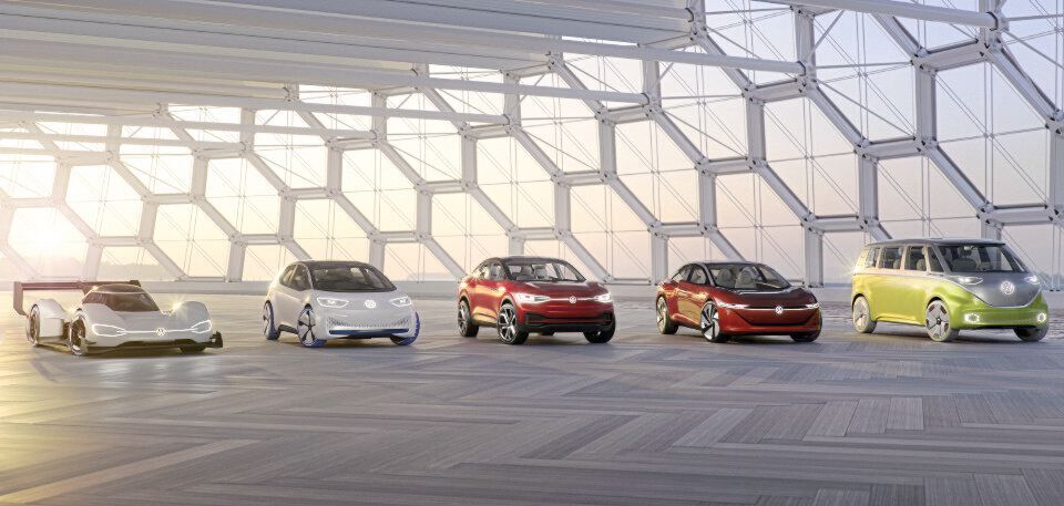 Seit 40 Jahren baut Volkswagen Elektroautos. Mit der ID. Familie startet der Autobauer nun in ein neues automobiles Zeitalter. Seit 40 Jahren baut Volkswagen Elektroautos. Mit der ID. Familie startet der Autobauer nun in ein neues automobiles Zeitalter.