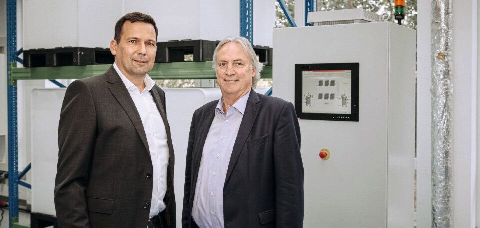 Dr. Peter Geigle, Vorstand CMBlu und Prof. Dr.‐Ing. Peter Gutzmer, Stellvertretender Vorsitzender des Vorstands der Schaeffler AG und Vorstand Technologie, unterzeichneten den Kooperationsvertrag für die Entwicklung großtechnischer Energiespeicher. Dr. Peter Geigle, Vorstand CMBlu und Prof. Dr.‐Ing. Peter Gutzmer, Stellvertretender Vorsitzender des Vorstands der Schaeffler AG und Vorstand Technologie, unterzeichneten den Kooperationsvertrag für die Entwicklung großtechnischer Energiespeicher.