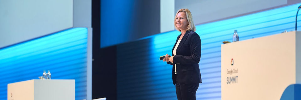 Annette Maier hält ihre erste Keynote als Chefin der DACH-Organisation auf dem Google Cloud Summit 2018 in München. Annette Maier hält ihre erste Keynote als Chefin der DACH-Organisation auf dem Google Cloud Summit 2018 in München.