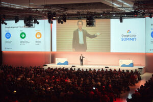 Gregor Hohpe, Technical Director, Office of the CTO Google Cloud, stellt den ganzheitlichen Ansatz der Google Cloud in den Fokus seiner Präsentation. Gregor Hohpe, Technical Director, Office of the CTO Google Cloud, stellt den ganzheitlichen Ansatz der Google Cloud in den Fokus seiner Präsentation.