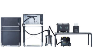 Zum Standardset gehören die drei Module links vom Tisch: die Sintering Station, die Material Core Unit und die Handling Station. Die Blasting Station und das Polishing Modul auf dem Tisch sowie Vortex Unit darunter müssen separat erworben werden. Zum Standardset gehören die drei Module links vom Tisch: die Sintering Station, die Material Core Unit und die Handling Station. Die Blasting Station und das Polishing Modul auf dem Tisch sowie Vortex Unit darunter müssen separat erworben werden.
