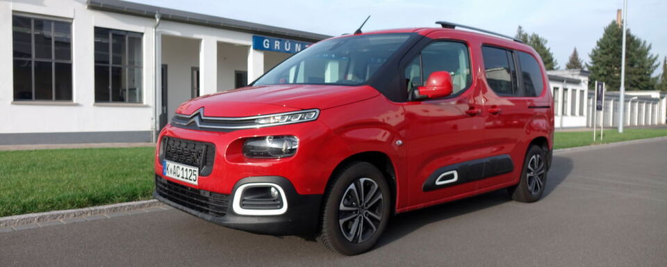 Die dritte Generation des Citroën Berlingo verfügt über mehr Stauraum, Komfort und ist vielen neuen Assistenzsystemen ausgestattet. Wir haben den einzigen Benziner im Motorenprogramm getestet. Die dritte Generation des Citroën Berlingo verfügt über mehr Stauraum, Komfort und ist vielen neuen Assistenzsystemen ausgestattet. Wir haben den einzigen Benziner im Motorenprogramm getestet.