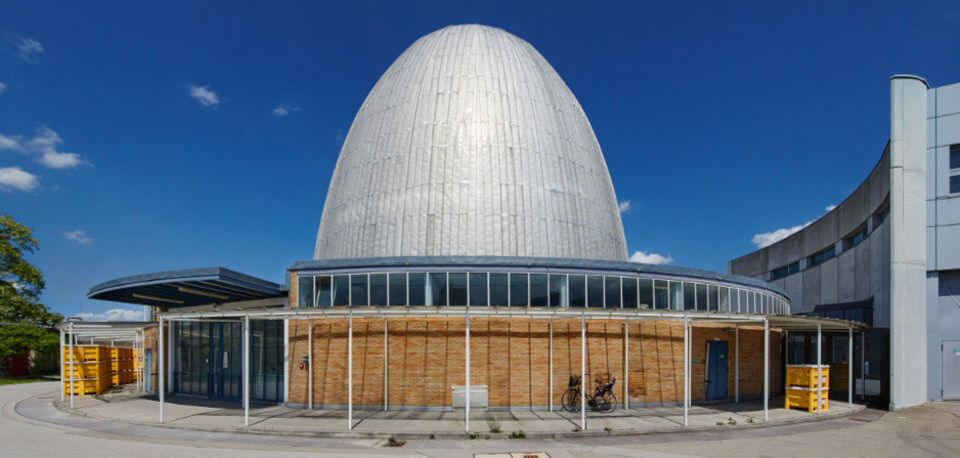 Zerstreut: Mithilfe des Neutronenzeit-Flugspektrometers der Technischen Universität München am Heinz Maier-Leibnitz Zentrum in Garching haben die Forscher die Bewegungen in den PCM-Materialien sichtbar gemacht. Zerstreut: Mithilfe des Neutronenzeit-Flugspektrometers der Technischen Universität München am Heinz Maier-Leibnitz Zentrum in Garching haben die Forscher die Bewegungen in den PCM-Materialien sichtbar gemacht.