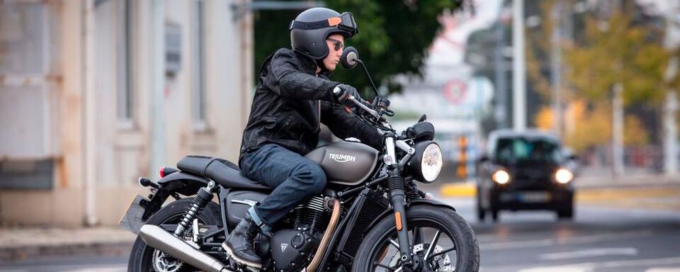 Auf Anhieb fällt die überaus gepflegte Erscheinung der modifizierten Street Twin ins Auge. Auf Anhieb fällt die überaus gepflegte Erscheinung der modifizierten Street Twin ins Auge.