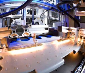 Kurwellige Infrarotstrahlung srot beim Fügen von Tafeln aus HD-Polyethylen (High Density) für Transportboxen jetzt für sekundenschnelle Reaktionen, wodurch der Prozess noch besser gesteuert werden kann, wie Heraeus Noblelight verspricht. So würden aus spritzgegossenen HDPE-Einzelteilen in 15 bis 45 s automatisiert montierte, komplexe Kunststoffbehälter. Kurwellige Infrarotstrahlung srot beim Fügen von Tafeln aus HD-Polyethylen (High Density) für Transportboxen jetzt für sekundenschnelle Reaktionen, wodurch der Prozess noch besser gesteuert werden kann, wie Heraeus Noblelight verspricht. So würden aus spritzgegossenen HDPE-Einzelteilen in 15 bis 45 s automatisiert montierte, komplexe Kunststoffbehälter.