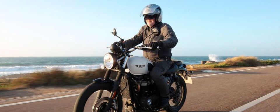 Unterm Strich stößt die neue, etwas stärker motorisierte Triumph Street Scrambler auf viel Sympathie. Unterm Strich stößt die neue, etwas stärker motorisierte Triumph Street Scrambler auf viel Sympathie.