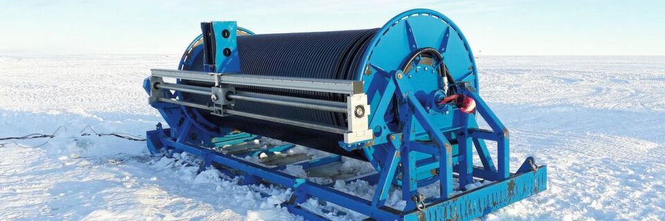 Das Uhing Rollringgetriebe wird in der Aufwickel/Abwickel-Einheit für die Heißwasserleitung eingesetzt und erlaubt den Forschenden in der Antarktik die einfache Bedienung der Anlage. Das Uhing Rollringgetriebe wird in der Aufwickel/Abwickel-Einheit für die Heißwasserleitung eingesetzt und erlaubt den Forschenden in der Antarktik die einfache Bedienung der Anlage.