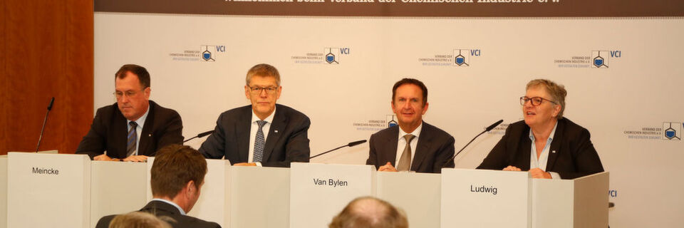 Plädoyer für Zusammenarbeit: Der VCI-Präsident betont, dass nur ein wirtschaftlich starkes und politisch geeintes Europa von den USA und China als Partner auf Augenhöhe akzeptiert würde. Einzelne europäische Nationalstaaten hätten keine Chance, auf der Weltbühne Gehör zu finden. Plädoyer für Zusammenarbeit: Der VCI-Präsident betont, dass nur ein wirtschaftlich starkes und politisch geeintes Europa von den USA und China als Partner auf Augenhöhe akzeptiert würde. Einzelne europäische Nationalstaaten hätten keine Chance, auf der Weltbühne Gehör zu finden.