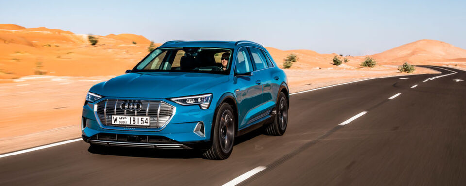 Audi hat für die erste Testfahrt des Serien-E-Tron in die Wüste Abu Dhabis geladen. Audi hat für die erste Testfahrt des Serien-E-Tron in die Wüste Abu Dhabis geladen.