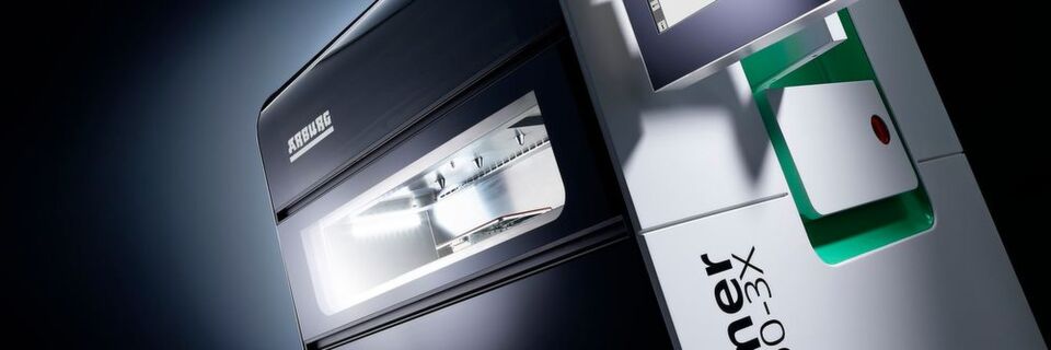 Auf der Formnext 2018 feierte Arburg eine Weltpremiere: Der neue große Freeformer 300-3X verarbeitet im Arburg-Kunststoff-Freiformen (AKF) drei Komponenten und ermöglicht – weltweit erstmals – die industrielle additive Fertigung komplexer Funktionsbauteile in belastbarer Hart-Weich-Verbindung mit Stützstruktur. Auf der Formnext 2018 feierte Arburg eine Weltpremiere: Der neue große Freeformer 300-3X verarbeitet im Arburg-Kunststoff-Freiformen (AKF) drei Komponenten und ermöglicht – weltweit erstmals – die industrielle additive Fertigung komplexer Funktionsbauteile in belastbarer Hart-Weich-Verbindung mit Stützstruktur.
