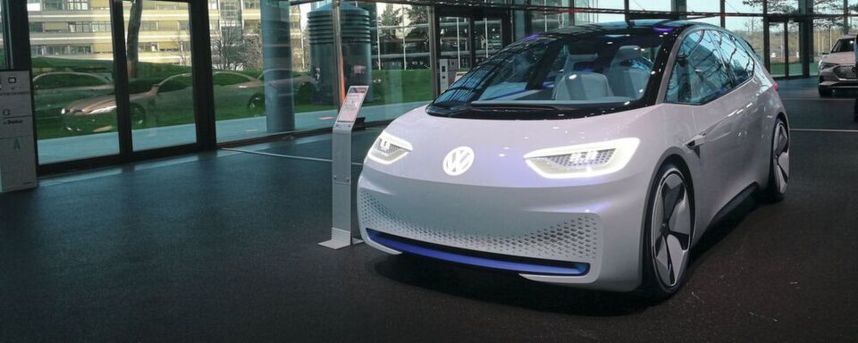 Im Jahr 2026 will Volkswagen die letzten Modelle auf einer Plattform nur für Verbrennungsmotoren anbieten – bis 2050 sollen alle Modelle des Konzerns CO2-neutral sein. Im Jahr 2026 will Volkswagen die letzten Modelle auf einer Plattform nur für Verbrennungsmotoren anbieten – bis 2050 sollen alle Modelle des Konzerns CO2-neutral sein.