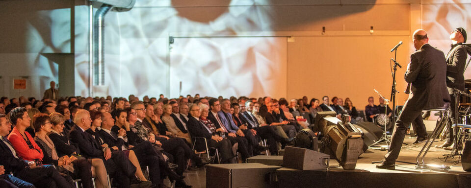 Beim 3. Crossover-Benefizkonzert konnten am 30. November in Würzburg rund 40.000 Euro Spendengelder gesammelt werden. Beim 3. Crossover-Benefizkonzert konnten am 30. November in Würzburg rund 40.000 Euro Spendengelder gesammelt werden.