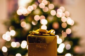 Weihnachten ist die Zeit des Schenkens. Auch Unternehmen können Mitarbeitern und Kunden mit kleinen Geschenken für die Zusammenarbeit danken. Weihnachten ist die Zeit des Schenkens. Auch Unternehmen können Mitarbeitern und Kunden mit kleinen Geschenken für die Zusammenarbeit danken.
