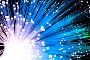 Damit die Daten vom Glasfaserkabel am Rechner oder im Datencenter ankommen, setzen Forscher auf Dünnglas-Technik. Damit die Daten vom Glasfaserkabel am Rechner oder im Datencenter ankommen, setzen Forscher auf Dünnglas-Technik.