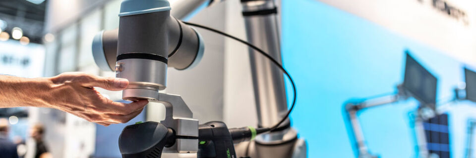 Der erste Cobot wurde vor zehn Jahren verkauft. Heute sind über 27.000 UR-Roboter bei Anwendern in verschiedenen Produktionsumgebungen im Einsatz. Der erste Cobot wurde vor zehn Jahren verkauft. Heute sind über 27.000 UR-Roboter bei Anwendern in verschiedenen Produktionsumgebungen im Einsatz.