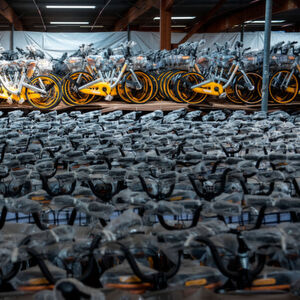 Rund 10000 Leihfahrräder des Anbieters Obike stehen in einer Lagerhalle in Schleswig-Holstein. In mehreren deutschen Städten gab es Probleme mit den silber-gelben Leihrädern von Obike. Dann machte die Firma plötzlich pleite - und in Deutschland lagen schlagartig Zehntausende Fahrräder herum. (Archvibild). Rund 10000 Leihfahrräder des Anbieters Obike stehen in einer Lagerhalle in Schleswig-Holstein. In mehreren deutschen Städten gab es Probleme mit den silber-gelben Leihrädern von Obike. Dann machte die Firma plötzlich pleite - und in Deutschland lagen schlagartig Zehntausende Fahrräder herum. (Archvibild).