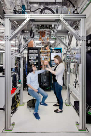Handarbeit: Die Quantum-Computing-Forscherinnen Hanhee Paik (links) und Sarah Sheldon (rechts) inspizieren den „Q“, IBMs „Quantencomputer für Wirtschaft und Wissenschaft“. Handarbeit: Die Quantum-Computing-Forscherinnen Hanhee Paik (links) und Sarah Sheldon (rechts) inspizieren den „Q“, IBMs „Quantencomputer für Wirtschaft und Wissenschaft“.