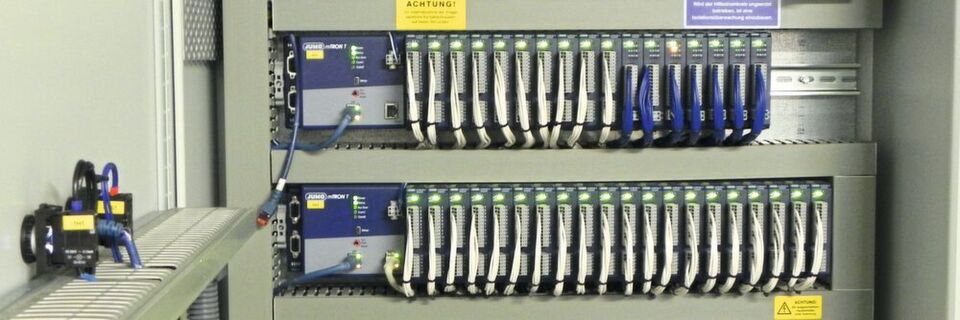 Das Mess-, Regel- und Automatisierungssystem Jumo Mtron T kann zur Klimasteuerung, aber auch zur Brunnenüberwachung bei einem Mineralwasserhersteller (siehe Bild) eingesetzt werden. Das Mess-, Regel- und Automatisierungssystem Jumo Mtron T kann zur Klimasteuerung, aber auch zur Brunnenüberwachung bei einem Mineralwasserhersteller (siehe Bild) eingesetzt werden.