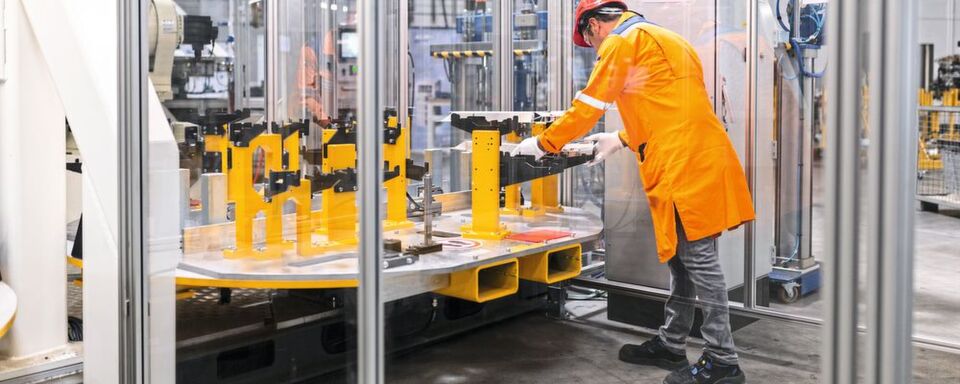 Constellium hat sein Werk Dahenfeld erweitert und fertigt erstmals großformatige Strukturkomponenten aus Aluminium. Lionel Chapis, Managing Director Automotive Structures, spricht über die Technik und die Strategie dahinter. Constellium hat sein Werk Dahenfeld erweitert und fertigt erstmals großformatige Strukturkomponenten aus Aluminium. Lionel Chapis, Managing Director Automotive Structures, spricht über die Technik und die Strategie dahinter.