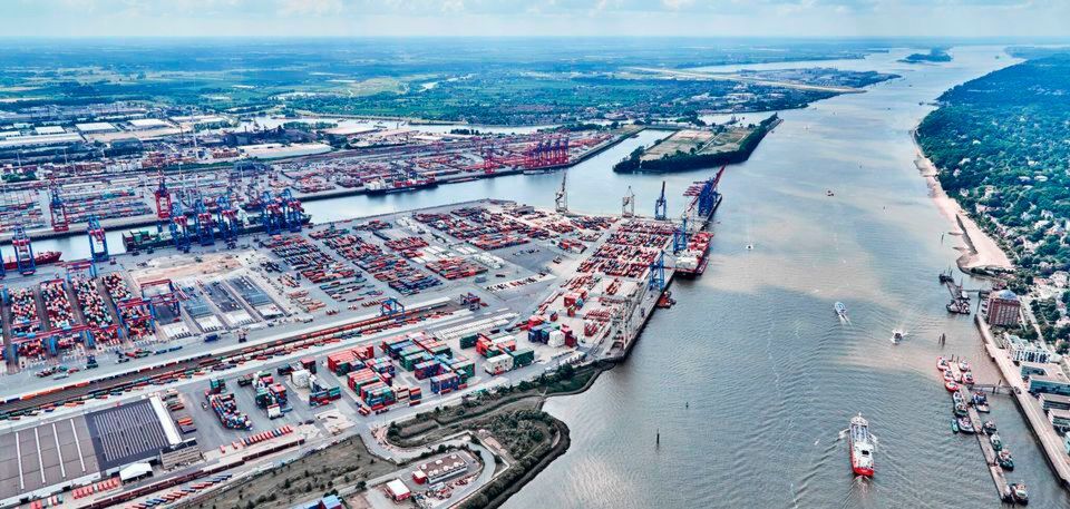 Der Hamburger Hafenkonzern HHLA und das US-Startup Hyperloop Transportation Technology (HTT, Los Angeles) kündigten am Mittwoch ihr gleichberechtigtes Joint Venture namens Hyper Port Cargo Solutions an. „Als Tor zur Zukunft wollen wir mit innovativen Ansätzen einen Beitrag zur Entlastung der Verkehrsinfrastruktur im und um den Hamburger Hafen leisten“, wirbt Vorstandschefin, Angela Titzrath (HHLA) für das Projekt. Der Hamburger Hafenkonzern HHLA und das US-Startup Hyperloop Transportation Technology (HTT, Los Angeles) kündigten am Mittwoch ihr gleichberechtigtes Joint Venture namens Hyper Port Cargo Solutions an. „Als Tor zur Zukunft wollen wir mit innovativen Ansätzen einen Beitrag zur Entlastung der Verkehrsinfrastruktur im und um den Hamburger Hafen leisten“, wirbt Vorstandschefin, Angela Titzrath (HHLA) für das Projekt.