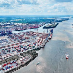 Der Hamburger Hafenkonzern HHLA und das US-Startup Hyperloop Transportation Technology (HTT, Los Angeles) kündigten am Mittwoch ihr gleichberechtigtes Joint Venture namens Hyper Port Cargo Solutions an. „Als Tor zur Zukunft wollen wir mit innovativen Ansätzen einen Beitrag zur Entlastung der Verkehrsinfrastruktur im und um den Hamburger Hafen leisten“, wirbt Vorstandschefin, Angela Titzrath (HHLA) für das Projekt. Der Hamburger Hafenkonzern HHLA und das US-Startup Hyperloop Transportation Technology (HTT, Los Angeles) kündigten am Mittwoch ihr gleichberechtigtes Joint Venture namens Hyper Port Cargo Solutions an. „Als Tor zur Zukunft wollen wir mit innovativen Ansätzen einen Beitrag zur Entlastung der Verkehrsinfrastruktur im und um den Hamburger Hafen leisten“, wirbt Vorstandschefin, Angela Titzrath (HHLA) für das Projekt.