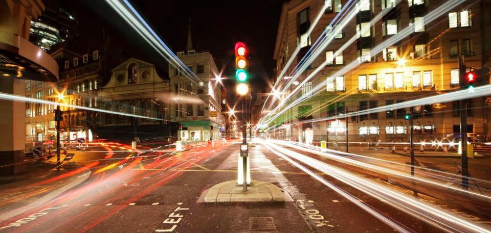 Die erste zentral gesteuerte Lichtsignalanlage verursachte ein Verkehrschaos, da alle Ampeln gleichzeitig umsprangen. Erst die Schaltung einer „grünen Welle“ schaffte Abhilfe (Symbolbild). Die erste zentral gesteuerte Lichtsignalanlage verursachte ein Verkehrschaos, da alle Ampeln gleichzeitig umsprangen. Erst die Schaltung einer „grünen Welle“ schaffte Abhilfe (Symbolbild).