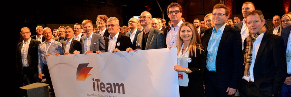 Traditionell stellen sich die Geschäftsführer der iTeam-Häuser bei den Systemhausgesprächen zum Gruppenfoto auf. Traditionell stellen sich die Geschäftsführer der iTeam-Häuser bei den Systemhausgesprächen zum Gruppenfoto auf.