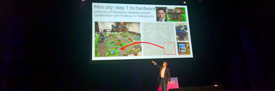 Alexander Bayen erklärt das Mini-Testbed, das zusammen mit der Universität von Delaware aufgebaut wurde, um zu lernen, wie man im großen Maßstab den Stadtverkehr simulieren und später steuern kann. Alexander Bayen erklärt das Mini-Testbed, das zusammen mit der Universität von Delaware aufgebaut wurde, um zu lernen, wie man im großen Maßstab den Stadtverkehr simulieren und später steuern kann.