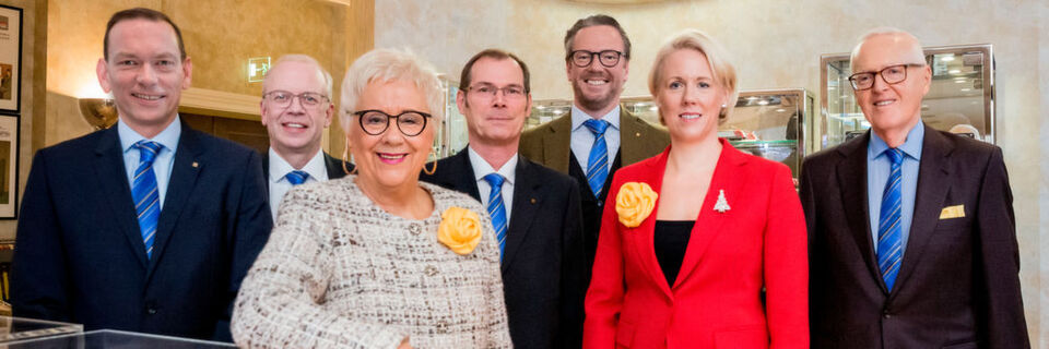 Der Harting-Vorstand ist mit dem abgelaufenen Geschäftsjahr 2017/18 sehr zufrieden: Andreas Conrad, Dr. Michael Pütz, Margrit Harting, Dr. Frank Brode, Philip Harting, Maresa Harting-Hertz und Dietmar Harting (von links nach rechts). Der Harting-Vorstand ist mit dem abgelaufenen Geschäftsjahr 2017/18 sehr zufrieden: Andreas Conrad, Dr. Michael Pütz, Margrit Harting, Dr. Frank Brode, Philip Harting, Maresa Harting-Hertz und Dietmar Harting (von links nach rechts).