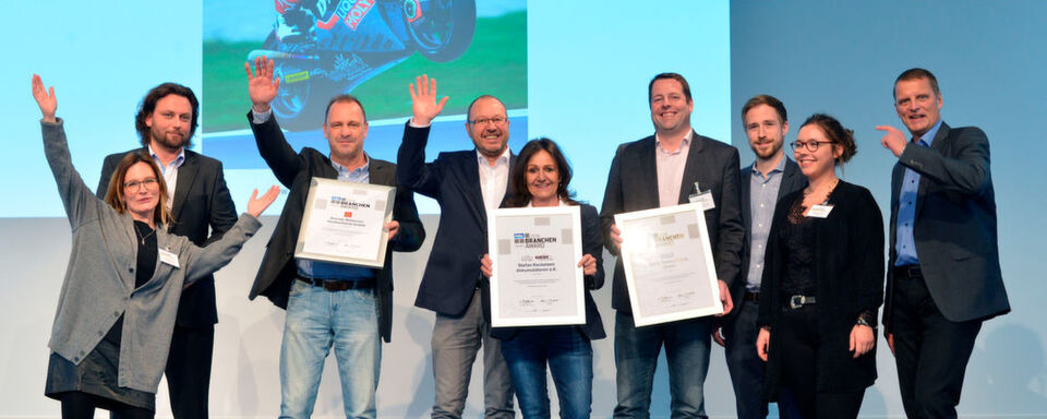 Glückwunsch an alle drei Batterietechnik-Spezialisten, die für den Branchenaward Industrie 2018 nominiert waren: Keckeisen/IntAct, Banner und Exide setzten die Bühne unter Strom. Glückwunsch an alle drei Batterietechnik-Spezialisten, die für den Branchenaward Industrie 2018 nominiert waren: Keckeisen/IntAct, Banner und Exide setzten die Bühne unter Strom.