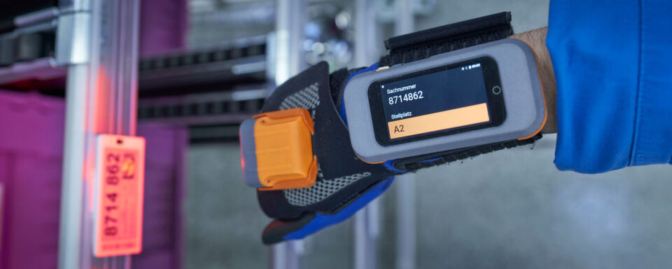 Vernetzung in der Produktionslogistik: BMW zeigte Ende November in Regensburg, was moderne Werkslogistik heute schon kann – z. B. einen Scanhandschuh mit integriertem Display. Vernetzung in der Produktionslogistik: BMW zeigte Ende November in Regensburg, was moderne Werkslogistik heute schon kann – z. B. einen Scanhandschuh mit integriertem Display.