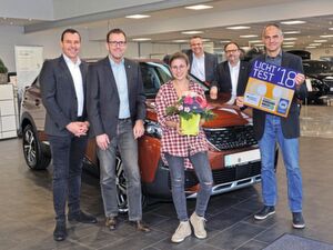 Die Gewinnerin des Licht-Test-Autos 2018, Sarah Glenz (Mitte), nimmt den Peugeot 3008 entgegen. Ihr gratulieren (v. li.) Dietmar Neisius, Bernd Moller und Andreas Montag von Peugeot, Obermeister Rolf Stoppanski, Kfz-Innung Karlsruhe, und Autohaus-Chef Peter Beier. Die Gewinnerin des Licht-Test-Autos 2018, Sarah Glenz (Mitte), nimmt den Peugeot 3008 entgegen. Ihr gratulieren (v. li.) Dietmar Neisius, Bernd Moller und Andreas Montag von Peugeot, Obermeister Rolf Stoppanski, Kfz-Innung Karlsruhe, und Autohaus-Chef Peter Beier.