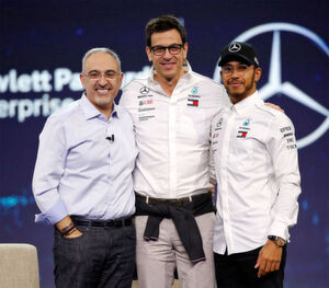 Einer der Vorzeige-Anwender für HPE: Das Team von Mercedes AMG Petronas Motorsport. Aus der Bühne (v.l.): Antonio Neri (HPE-Chef), Toto Wolff, CEO des Rennsportteams, und Lewis Hamilton, amtierender Formel-1-Weltmeiser. Einer der Vorzeige-Anwender für HPE: Das Team von Mercedes AMG Petronas Motorsport. Aus der Bühne (v.l.): Antonio Neri (HPE-Chef), Toto Wolff, CEO des Rennsportteams, und Lewis Hamilton, amtierender Formel-1-Weltmeiser.