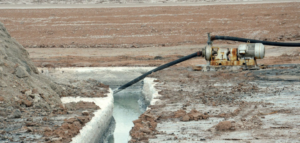 Bolivien, Uyuni: Aus einem Kanal werden Rohstofflösungen, die unter der Salzkruste des Salars de Uyuni in Bolivien lagern, abgesaugt. Ein deutsches Unternehmen soll nun erstmals direkten Zugriff in Südamerika auf den für Batterien von Elektroautos notwendigen Rohstoff Lithium bekommen. Bolivien, Uyuni: Aus einem Kanal werden Rohstofflösungen, die unter der Salzkruste des Salars de Uyuni in Bolivien lagern, abgesaugt. Ein deutsches Unternehmen soll nun erstmals direkten Zugriff in Südamerika auf den für Batterien von Elektroautos notwendigen Rohstoff Lithium bekommen.