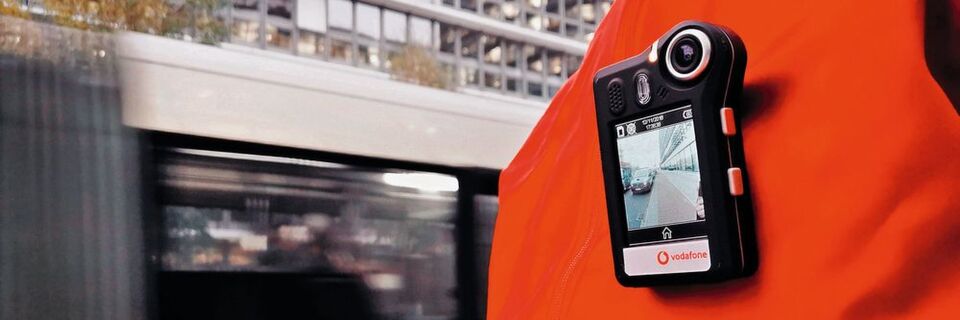 Mehrere Bodycams senden Bilder an die Leitstelle, um einen Gesamteindruck vom Unfallort zu liefern Mehrere Bodycams senden Bilder an die Leitstelle, um einen Gesamteindruck vom Unfallort zu liefern