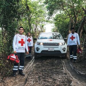 Land Rover unterstützt weltweit Projekte der Rotkreuz-Katastrophenhilfe: Naturkatastrophen können sich jederzeit ereignen: Gemäß dieser Prämisse arbeiten Land Rover und das Rote Kreuz eng zusammen, um vor allem Menschen in entlegenen Regionen auf bedrohliche Ereignisse vorzubereiten. Wie wichtig diese Aufgabe ist, zeigt der jetzt herausgegebene „World Disaster Report 2018“ der Internationalen Föderation der Rotkreuz- und Rothalbmond-Gesellschaften (IFRC). Land Rover unterstützt weltweit Projekte der Rotkreuz-Katastrophenhilfe: Naturkatastrophen können sich jederzeit ereignen: Gemäß dieser Prämisse arbeiten Land Rover und das Rote Kreuz eng zusammen, um vor allem Menschen in entlegenen Regionen auf bedrohliche Ereignisse vorzubereiten. Wie wichtig diese Aufgabe ist, zeigt der jetzt herausgegebene „World Disaster Report 2018“ der Internationalen Föderation der Rotkreuz- und Rothalbmond-Gesellschaften (IFRC).