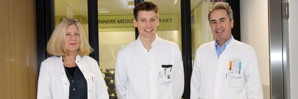 Den Ursachen von RLS auf der Spur: v.l.: die Neurologin Birgit Högl, Erstautor David Haschka und Internist Günter Weiss. Den Ursachen von RLS auf der Spur: v.l.: die Neurologin Birgit Högl, Erstautor David Haschka und Internist Günter Weiss.