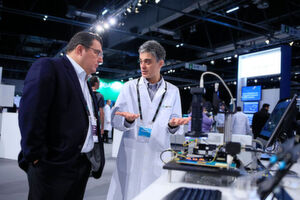 Abbildung 4: Marco Fiorentino von den HP Labs erläutert aud der Veranstaltung HPE Discover, wie die „Optical Coherent Ising Machine“funktioniert. Abbildung 4: Marco Fiorentino von den HP Labs erläutert aud der Veranstaltung HPE Discover, wie die „Optical Coherent Ising Machine“funktioniert.
