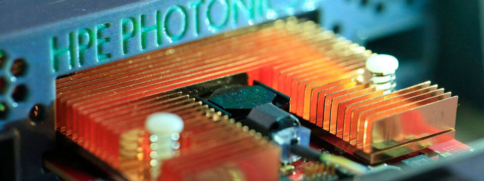 Silicon Photonics ist eine der Technologien, die Computer sowohl schneller als auch bereit für eine große Vielfalt an Analysemöglichkeiten machen sollen - wenn möglich unter Umgehung der CPU. Silicon Photonics ist eine der Technologien, die Computer sowohl schneller als auch bereit für eine große Vielfalt an Analysemöglichkeiten machen sollen - wenn möglich unter Umgehung der CPU.